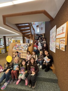 Die Klasse 2b entdeckt die Bücherei am Frederick-Tag